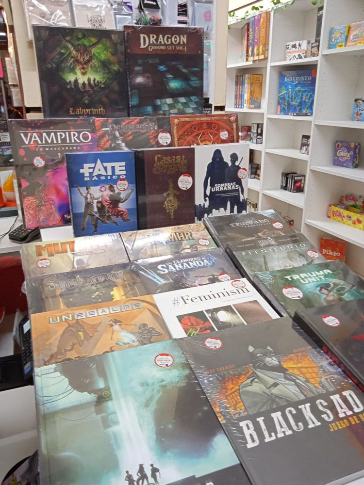 Motivar Arte Pórtico Roleón, tienda de juegos, libros, cómics y mucho más, especializada en  juegos de rol, en Cádiz.